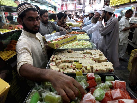 636311463267508043-EPA-PAKISTAN-RAMADAN-EID-AL-FITR-PREPRATIONS.jpg