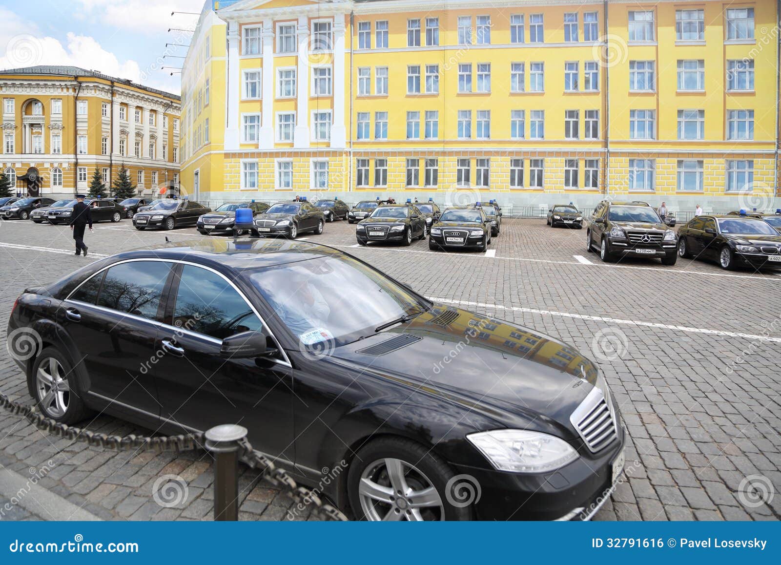 government-cars-stand-kremlin-moscow-april-april-moscow-russia-armored-limousines-mercedes-benz-s-model-vladimir-32791616.jpg