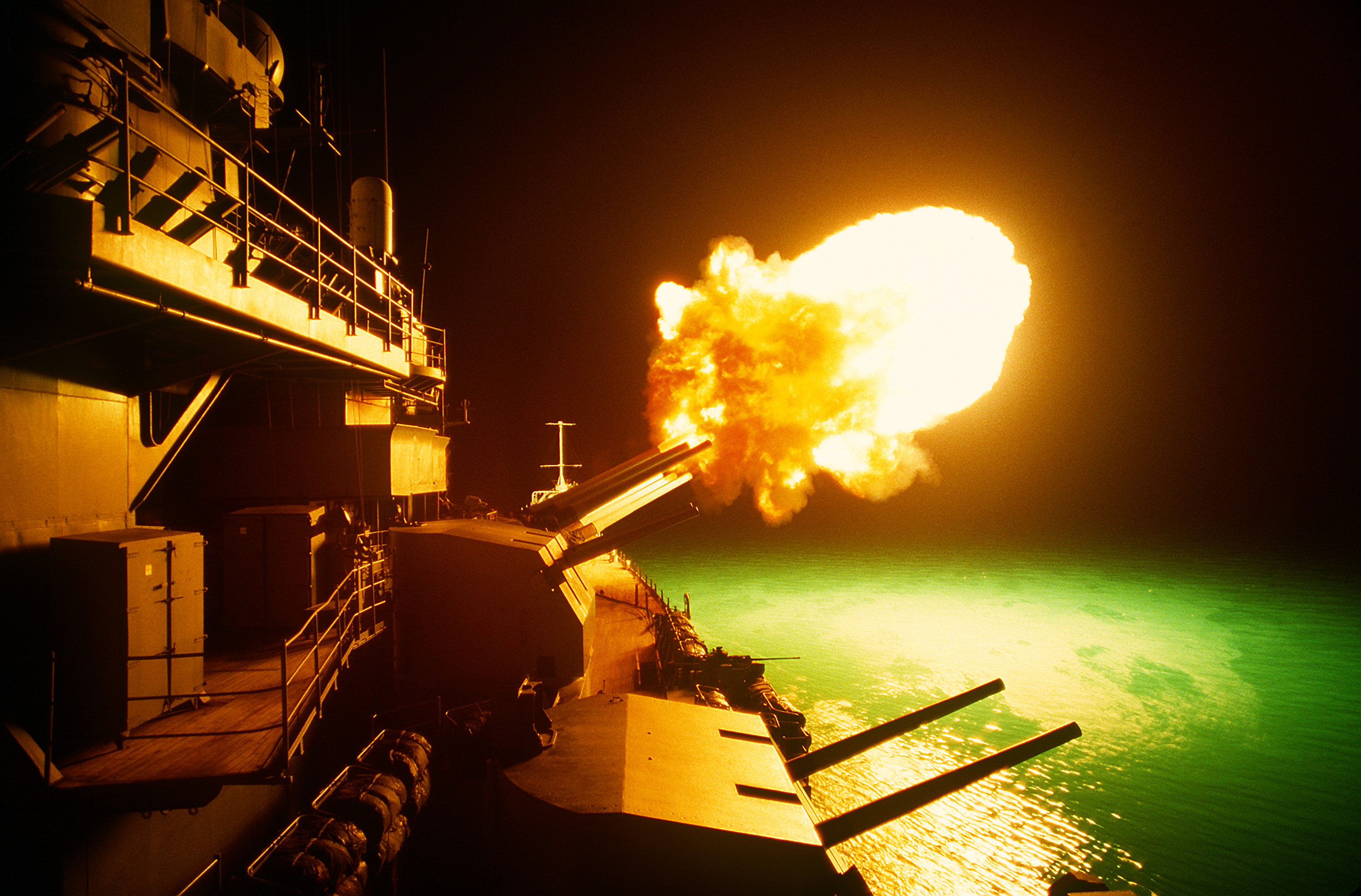 USS_Missouri_firing_during_Desert_Storm%2C_6_Feb_1991.jpg
