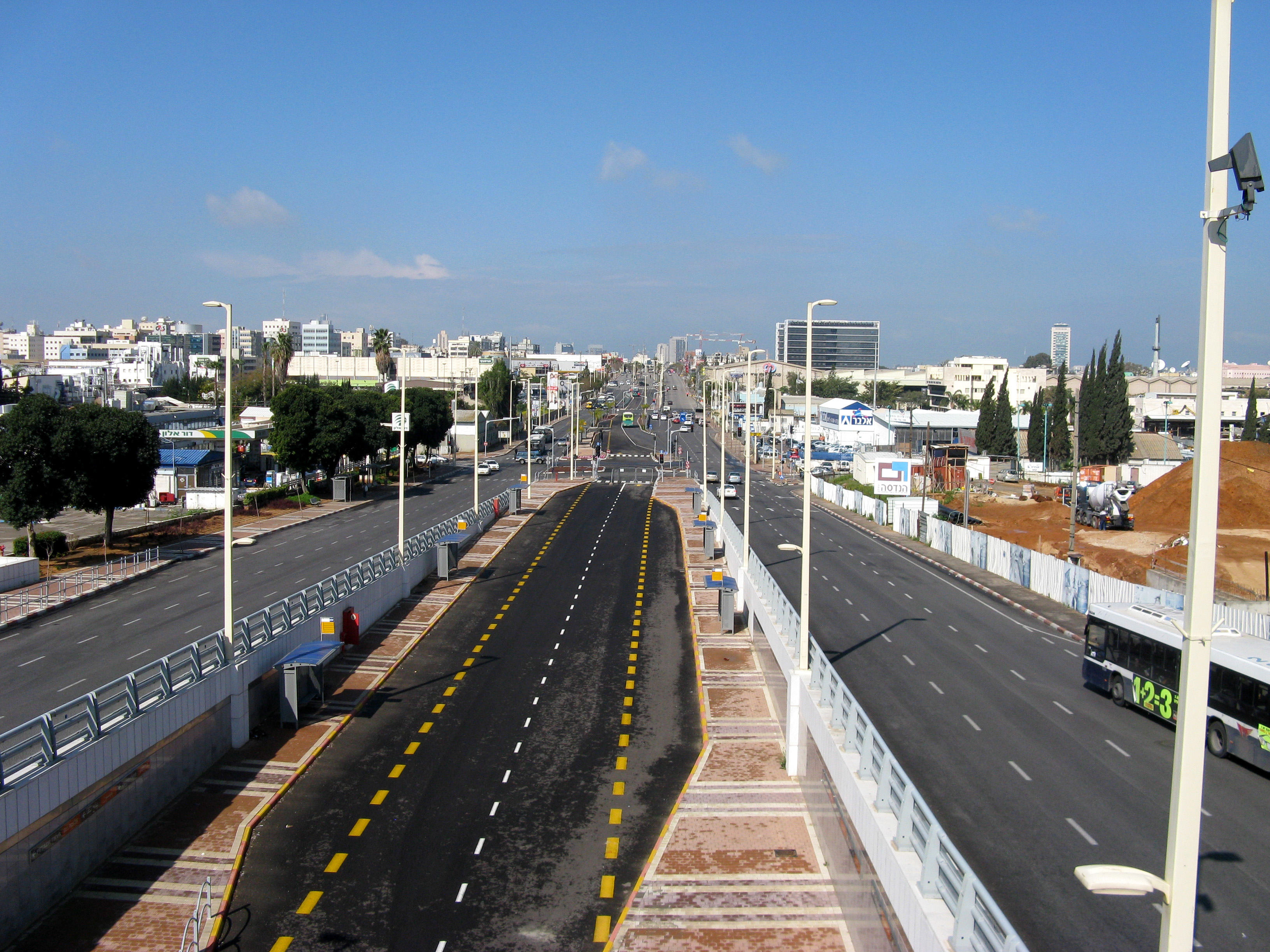 Petah_Tikva_bus_lane01.jpg