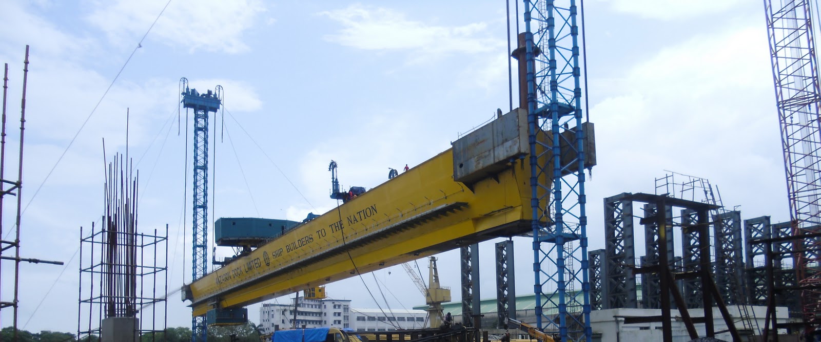 300-tonne+goliath+crane+for+MDL%2527s+module+shop.jpg