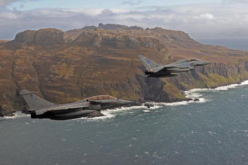 Rafale-e-Typhoon-voando-juntos-na-Inglaterra-em-14-set-2012-foto-RAF.jpg