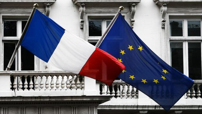 Flag_of_France_and_EU_cr-696x392.png