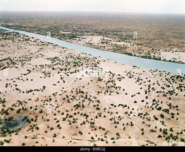 the-karakum-desert-canal-b9rcgj.jpg