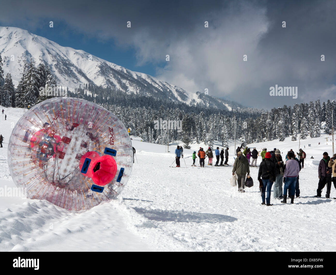 india-kashmir-gulmarg-zorb-human-hamster-ball-on-nursery-slopes-after-DX85FW.jpg