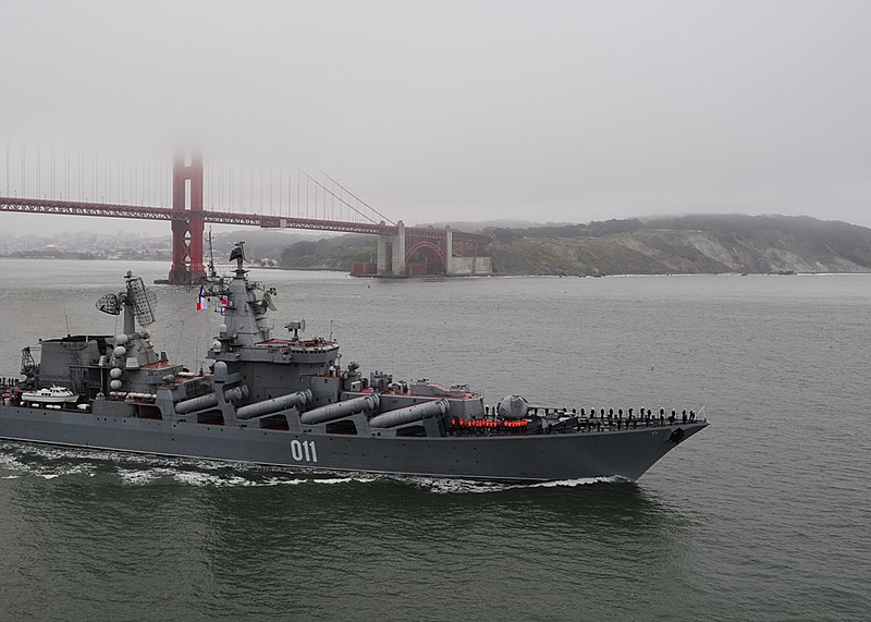 800px-US_Navy_100625-G-7265M-396_Russian_Sailors_man_the_rails_as_Russian_navy_missile-cruiser_Varyag_departs_San_Francisco_Bay.jpg