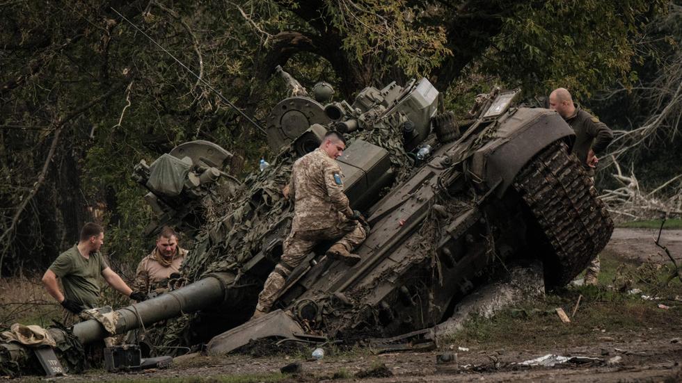Ukraine-Überblick: Ukrainische Soldaten bergen einen russischen Panzer nahe Charkiw am 30. September.