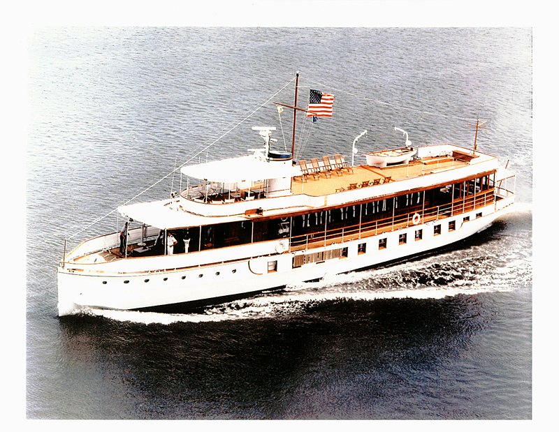 800px-US_Navy_030423-N-0000X-001_The_former_Presidential_Yacht_USS_Sequoia_%28AG_23%29_travels_down_the_Potomac_River_near_Washington_D.C.jpg