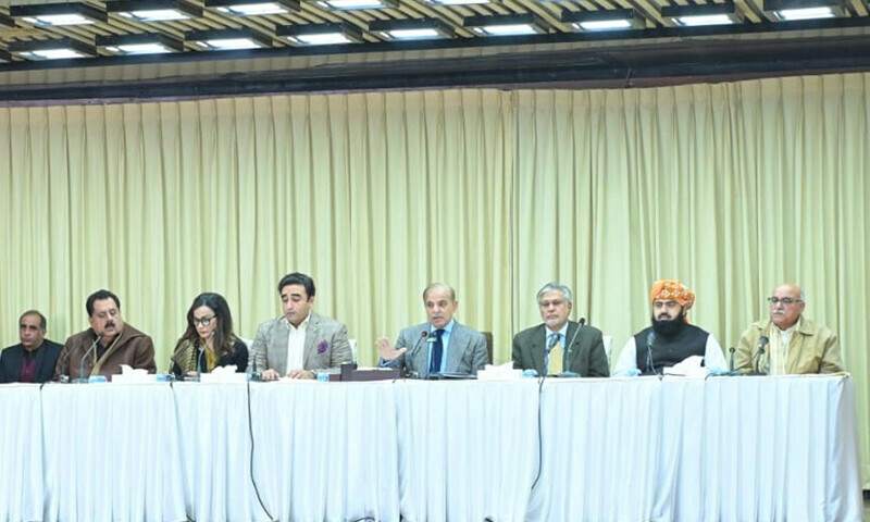 <p>Prime Minister Shehbaz Sharif, along with members of the cabinet, addresses a press conference in Islamabad on Wednesday. — PID</p>