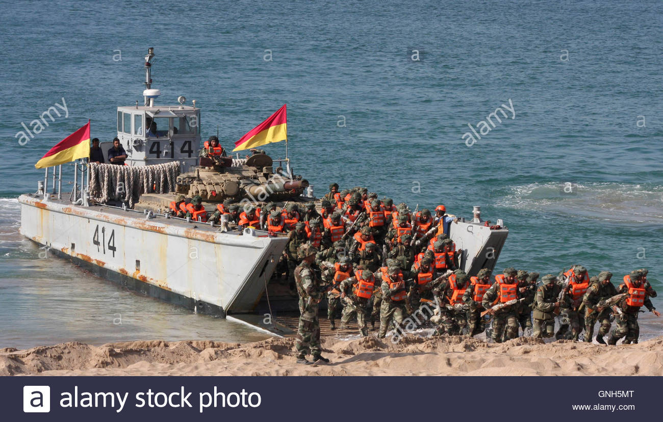 indian-army-soldiers-charge-out-of-the-navys-landing-craft-mechanised-GNH5MT.jpg