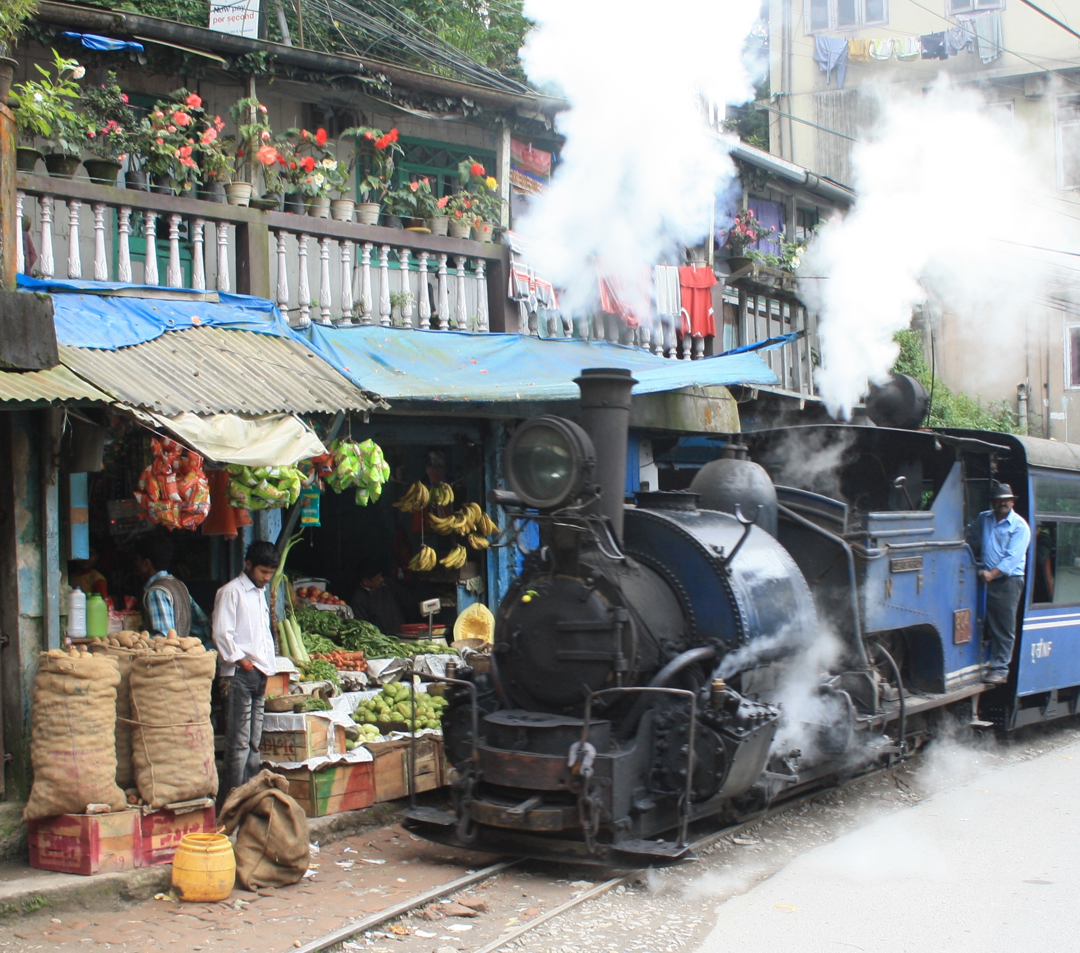 DarjeelingTrainFruitshopCrop.JPG