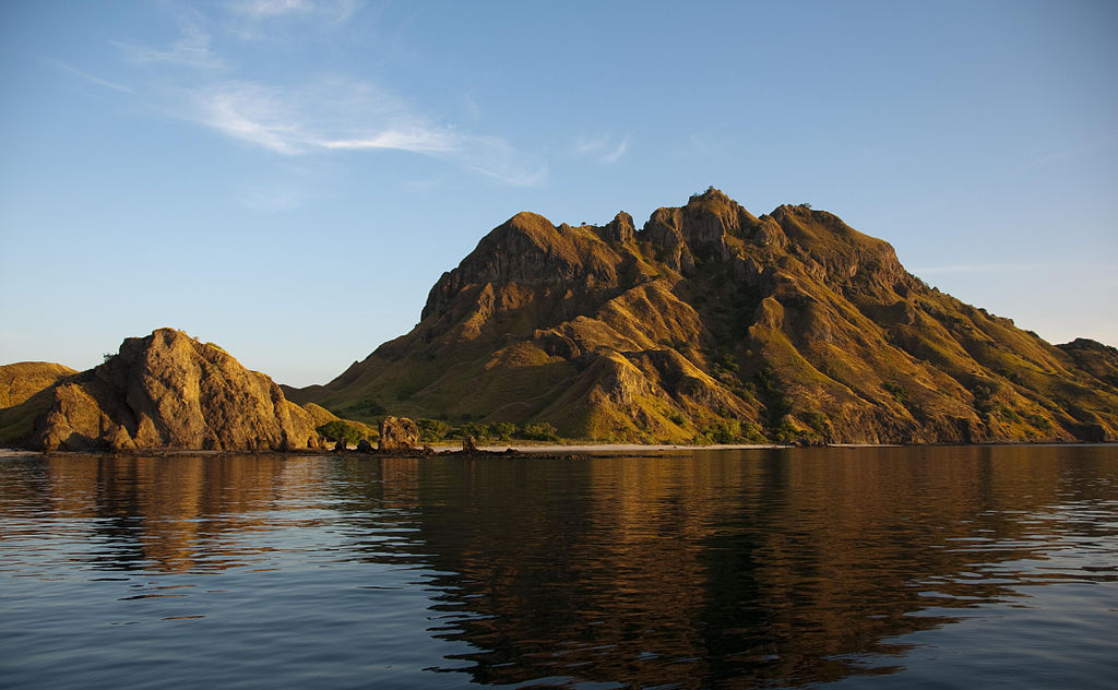 1024px-Sunrise_on_Komodo.jpg