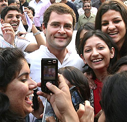 rahul_gandhi_girls_20081124.jpg