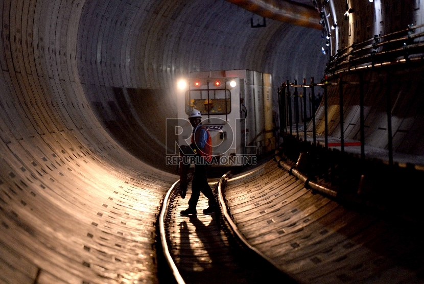 aktivitas-pekerja-di-dalam-terowongan-saat-pengerjaan-konstruksi-terowongan-_151210130513-578.jpg