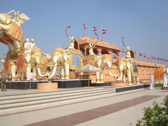 entrance-of-nilkanthdham.jpg