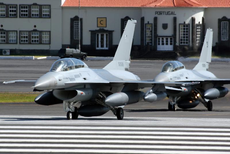 Pre+Delivery+Refurbished+F-16+Block-15s+at+Lajes+AFB+%286%29.jpg