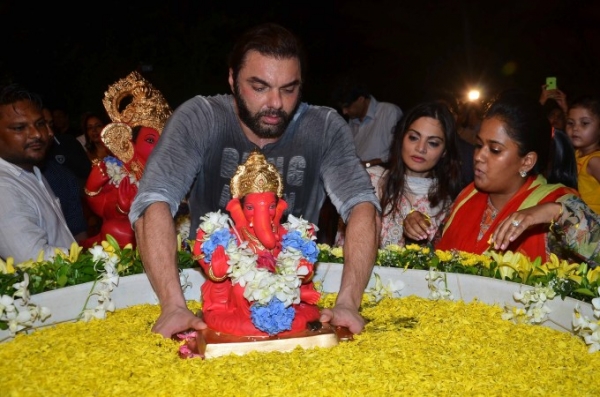 sohail-khan-doing-ganesha-visarjan_1442638094190.jpg