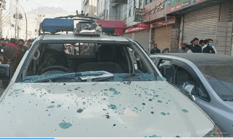 <p>A damaged automobile of the police with its windshield shattered can be seen in this screenshot of the Quetta blast. — DawnNewsTV</p>