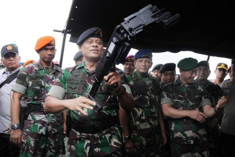 panglima-tni-jenderal-gatot-nurmantyo-memeriksa-corner-shot-indopos.jpg