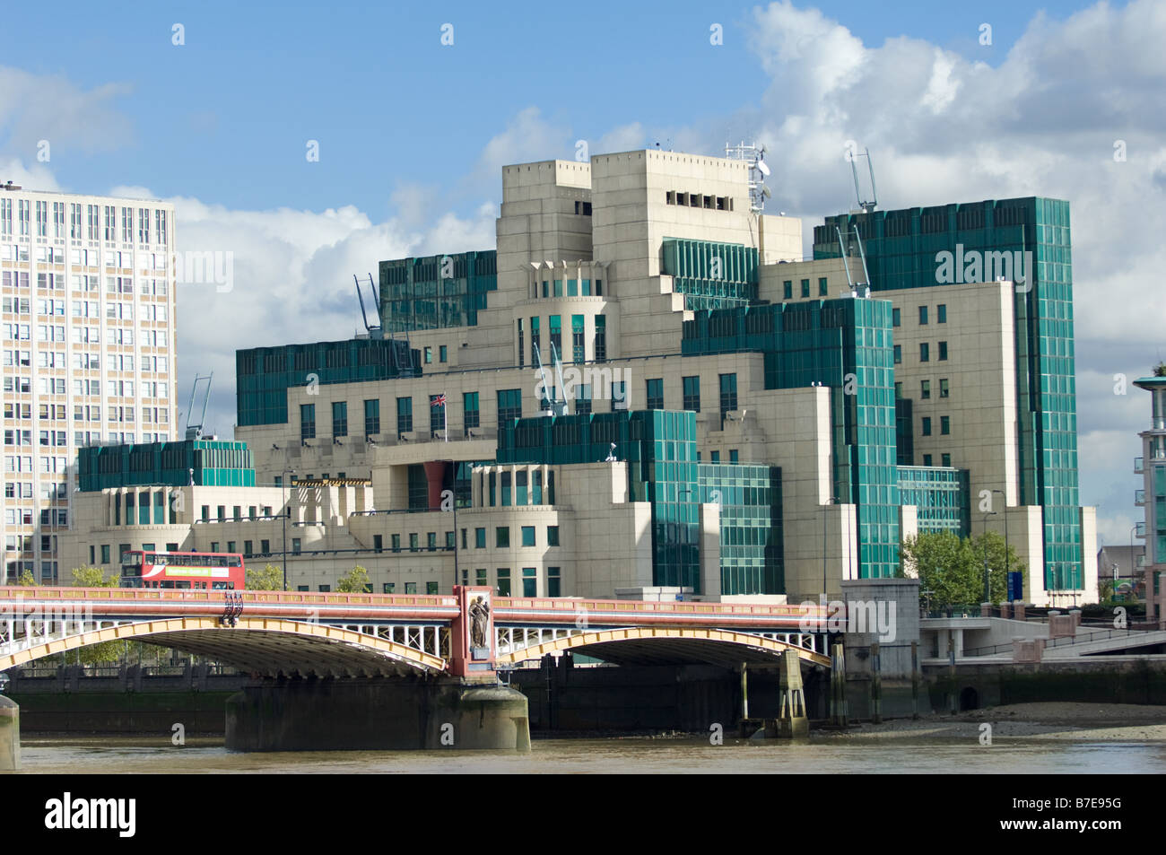 the-mi6-secret-intelligence-service-building-at-vauxhall-cross-london-B7E95G.jpg
