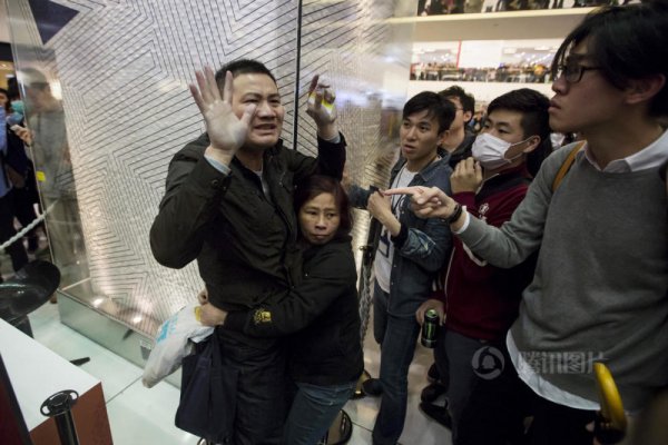 hong-kong-residents-protest-harass-mainland-tourists-01-600x400.jpg