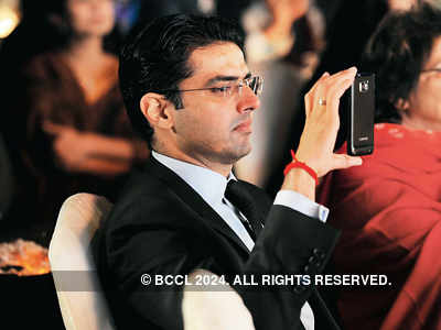 Sachin-Pilot-took-out-his-camera-when-Sara-went-on-the-stage-at-the-launch-of-Tag-Heuer-watches-of-the-brand-Link-Lady-collection-in-Delhi.jpg