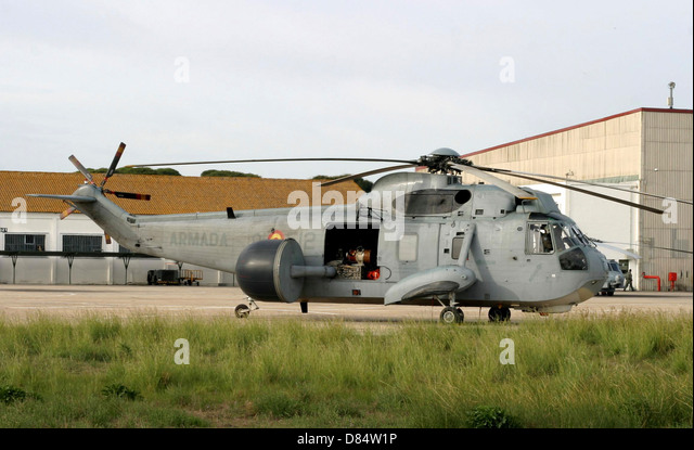 an-sh-3d-sea-king-airborne-early-warning-helicopter-of-the-spanish-d84w1p.jpg