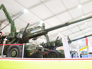 gun-carriage-factory-hands-over-3-dhanush-guns-to-army.jpg