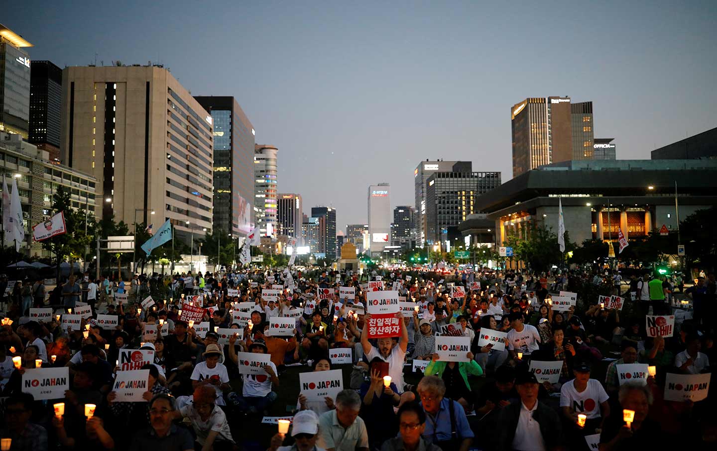 Korean-protesting-Japan-2019-Reuters-img.jpg