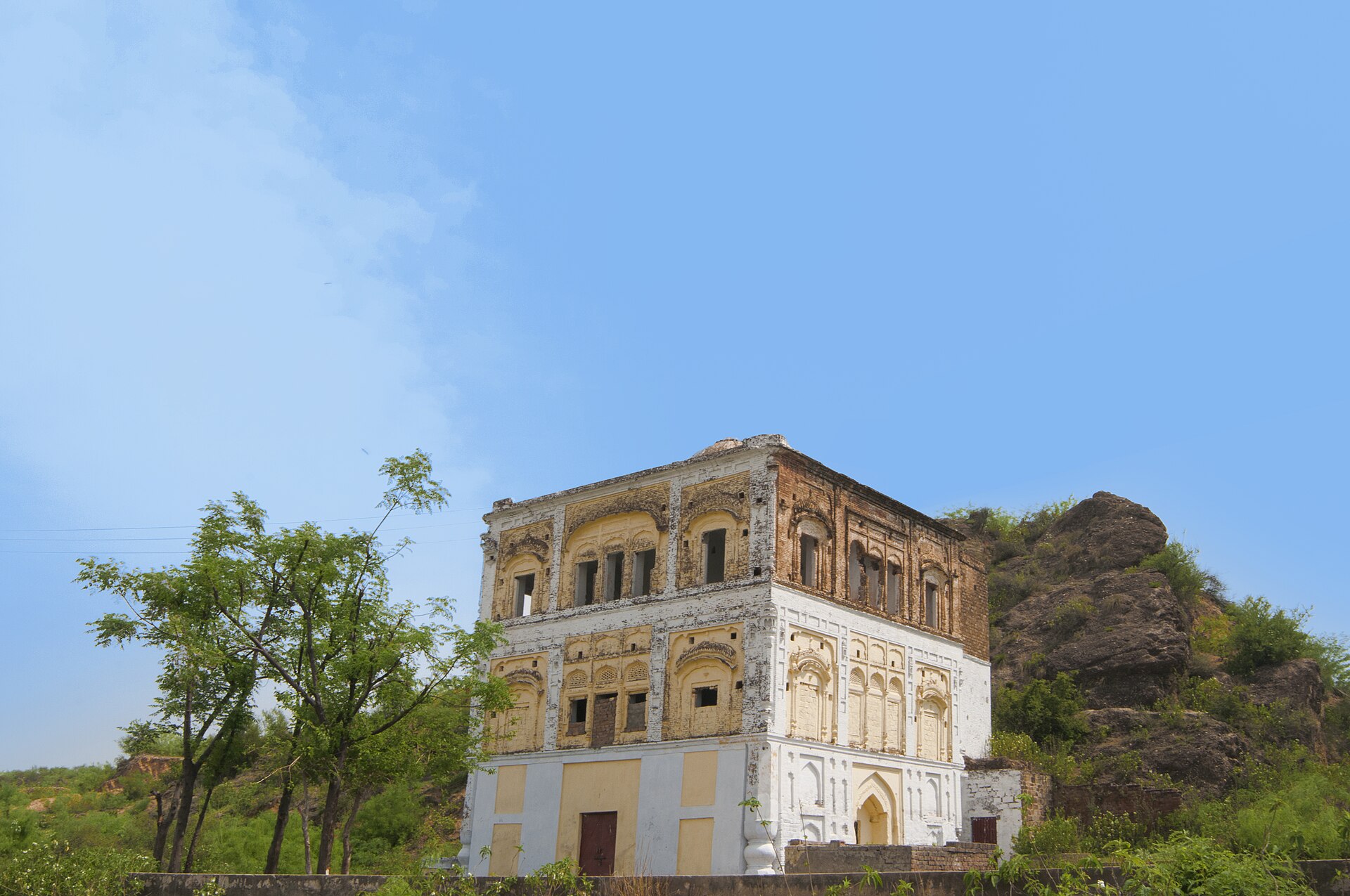 1920px-A_Sikh_Monument_in_Rohtas_by_Usman_Ghani.jpg