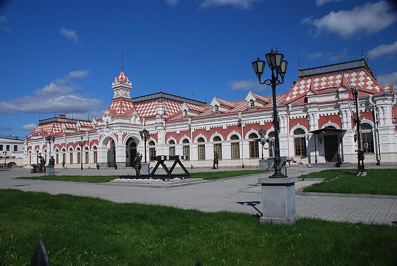 800px-Old_train_station_of_Yekaterinburg.jpg