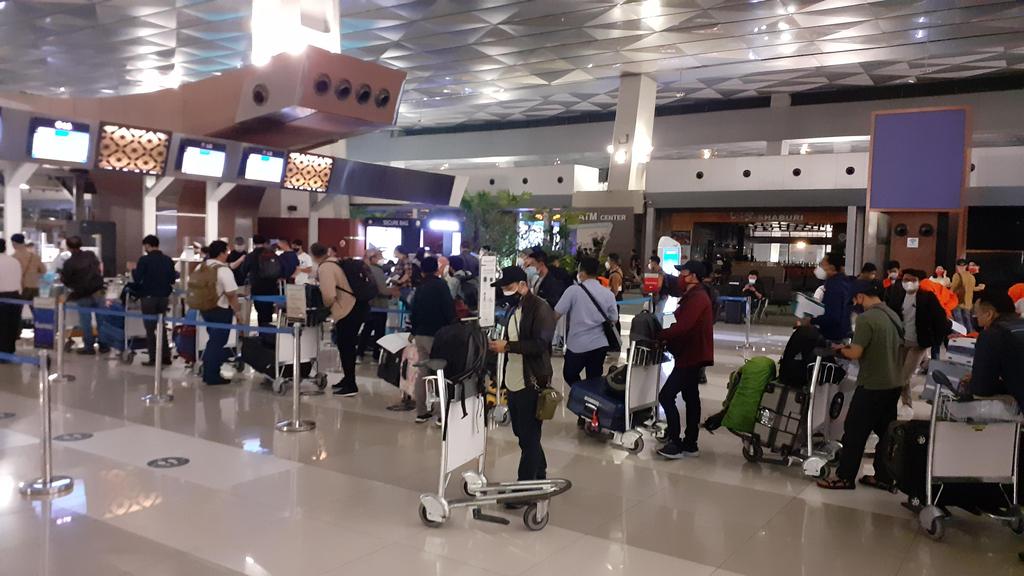 Technicians at Soekarno-Hatta Airport to check-in for a passenger flight to Incheon on the 27th