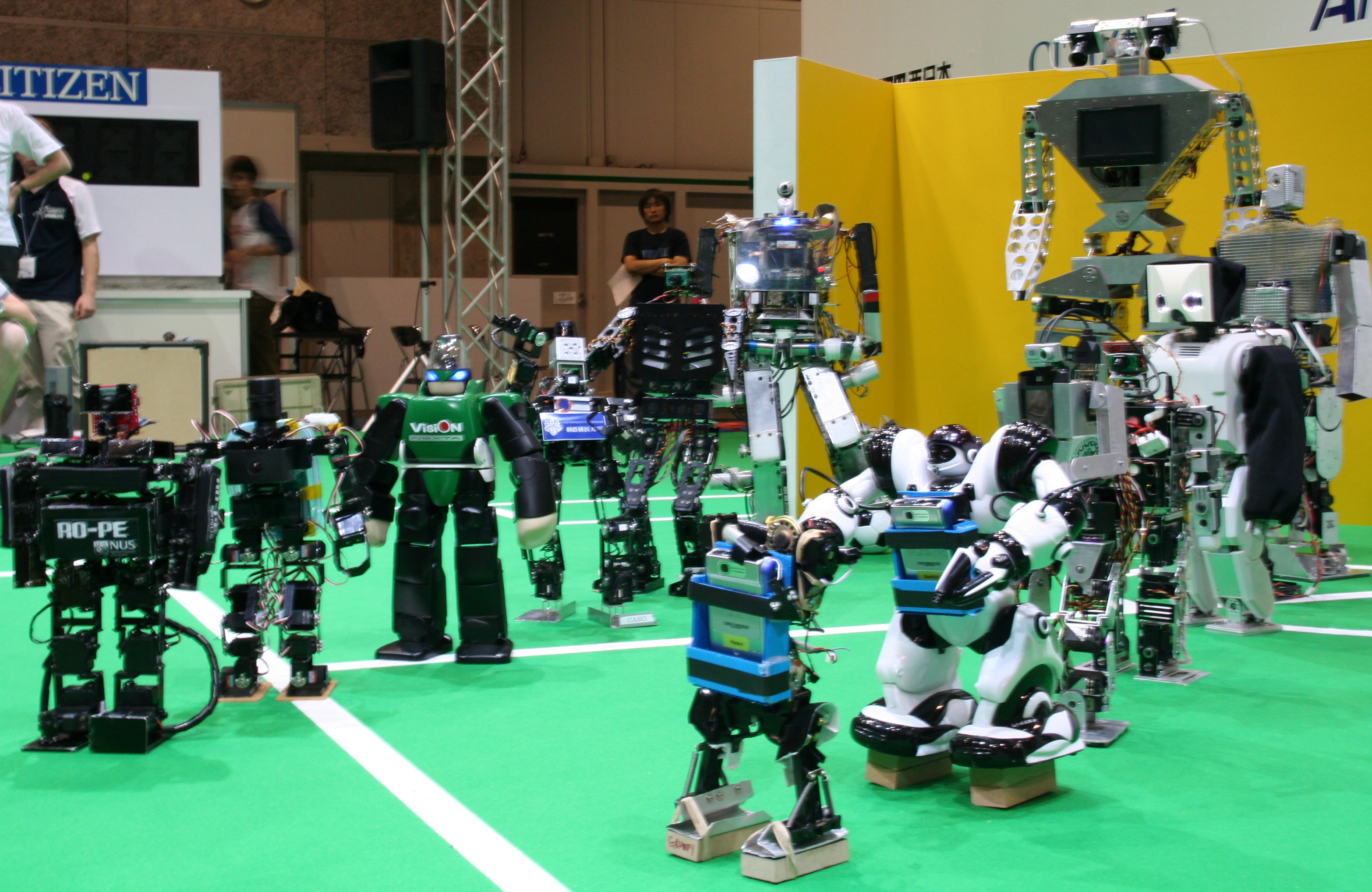 RoboCup2005_HumanoidLeague_ManyRobots_l.jpg