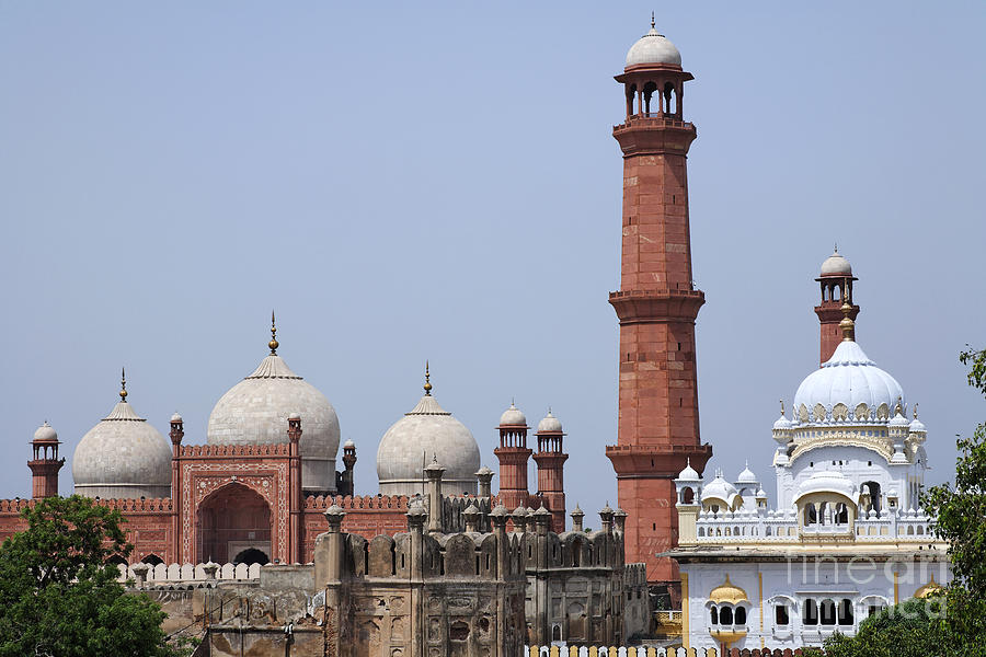 badshahi-mosque-and-the-baradi-sikh-temple-in-lahore-pakistan-robert-preston.jpg