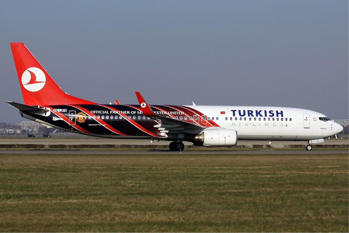 Turkish_Airlines_ManU_Boeing_737-800_Wadman.jpg