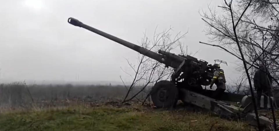A 152-millimeter howitzer belonging to the 40th Artillery Brigade.