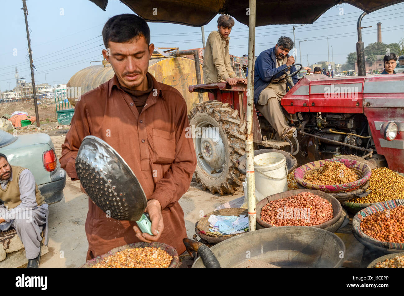 street-vendor-near-badshahi-mosque-lahore-pakistan-J6CEPP.jpg