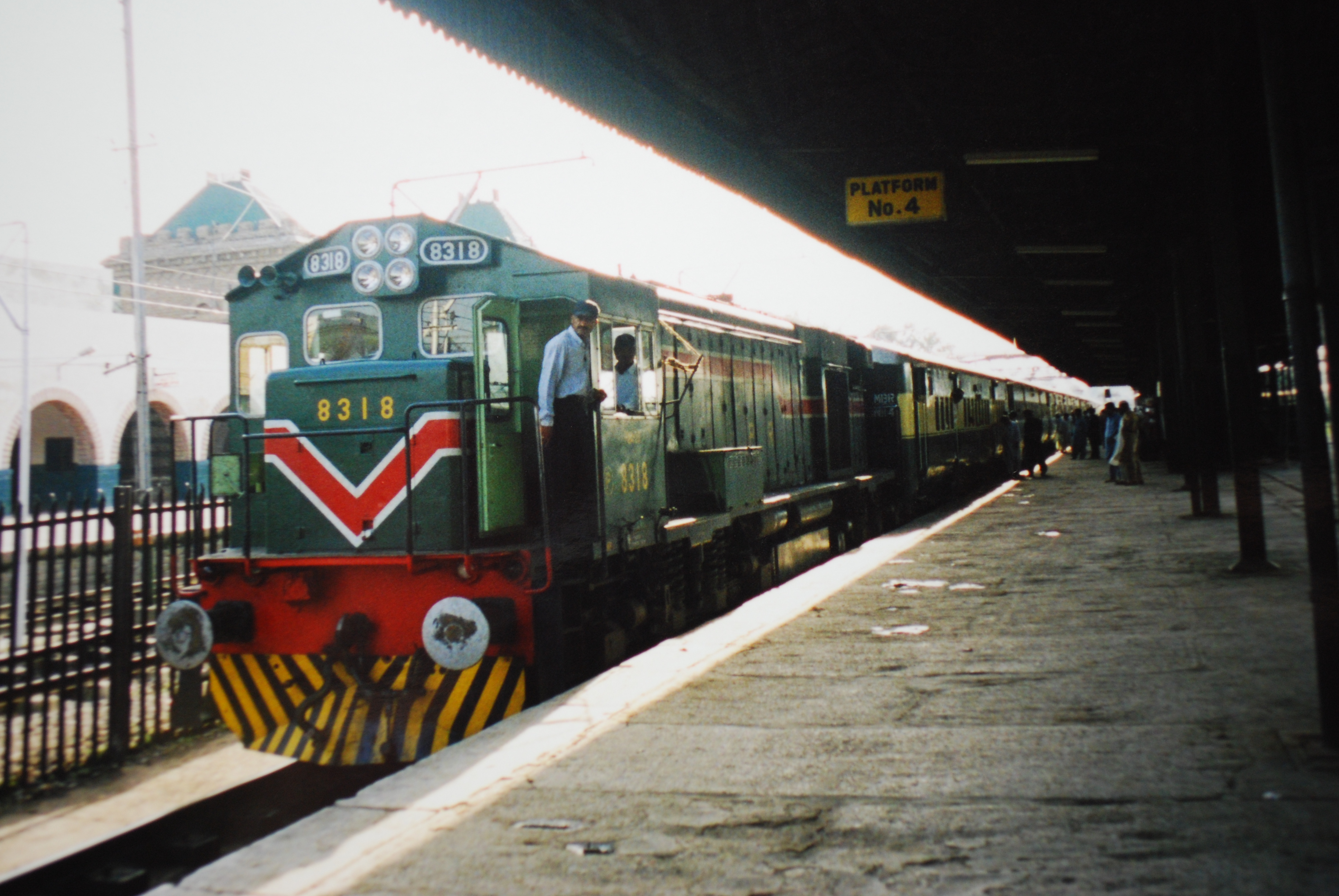 Mehar_Exp.,pakistan_railways,Pakistan.JPG