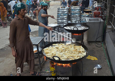 lahore-pakistan-16th-may-2018-pakistani-shopkeeper-preparing-iftar-food-samosa-for-muslim-devotees-on-the-first-day-of-the-holy-month-of-ramadan-ul-mubarak-credit-rana-sajid-hussainpacific-pressalamy-live-news-mnjkh8.jpg