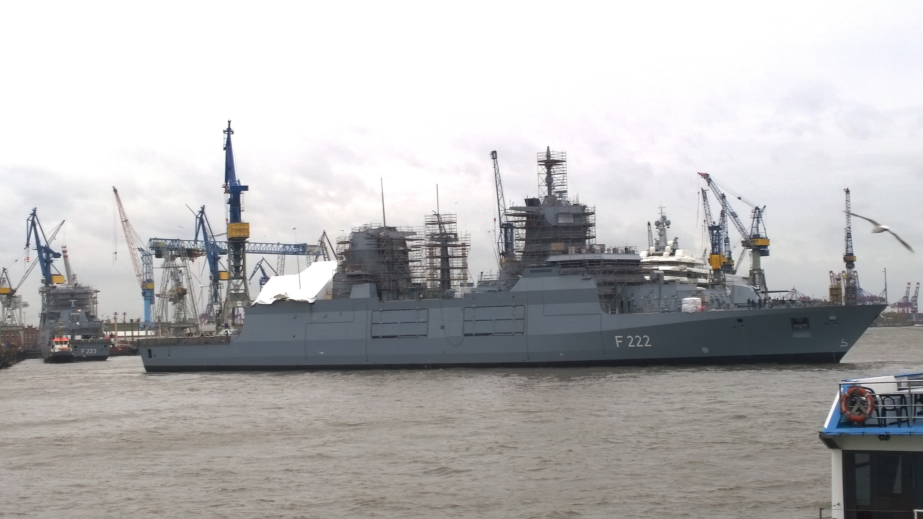 The_frigate_F222_Baden-W%C3%BCrttemberg_will_be_dragged_into_the_dock_17_of_the_B_%26_V_shipyard.jpg