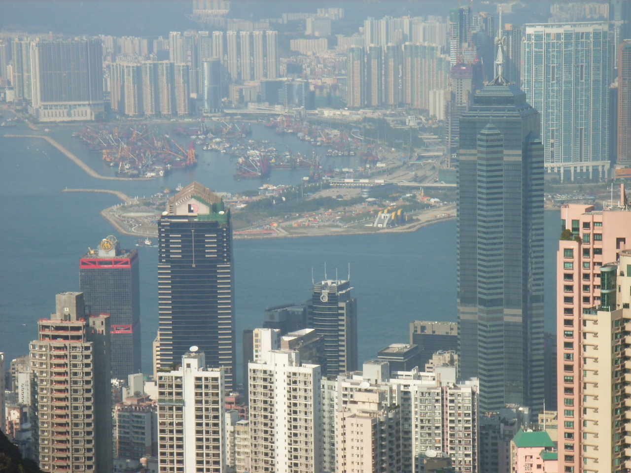 HK_Peak_COSCO_Tower_The_Center_West_Kln.jpg