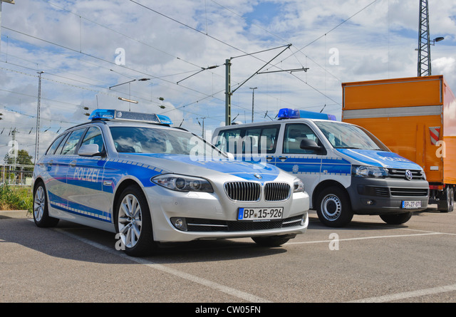 bmw-and-vw-volkswagen-police-patrol-cars-of-the-german-federal-police-cw05fn.jpg