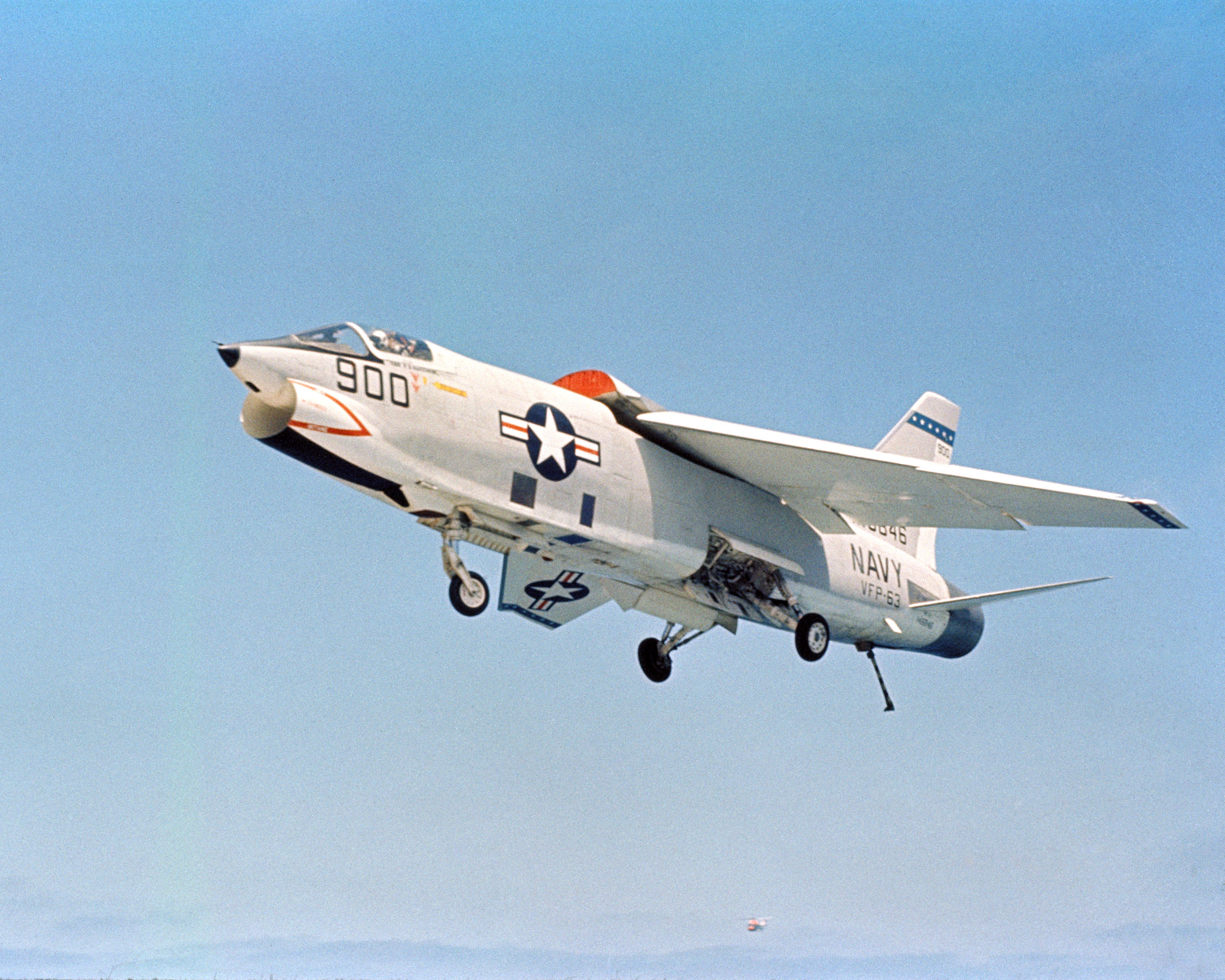 Vought_RF-8A_Crusader_of_VFP-63_in_flight%2C_circa_in_1962_%286430102%29.jpg
