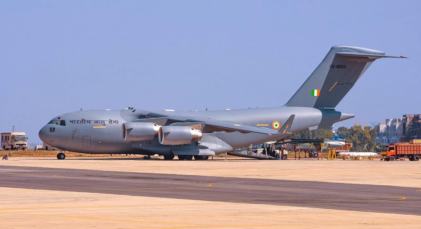 Indian+C-17+Globemaster+III+Military+Transport+Aircraft+with+a+LCA+Tejas+MK+1+Tejas+Payload+(1).jpg
