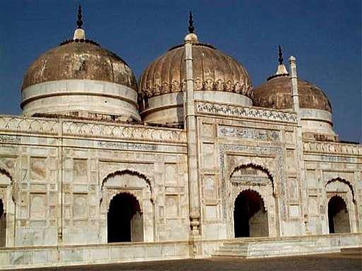 Moti+Masjid+Derawar+Fort+Cholistan+in+Pakistan.jpg