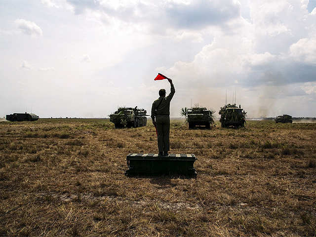 formation-of-tanks-during-the-escudo-soberano-2015.jpg