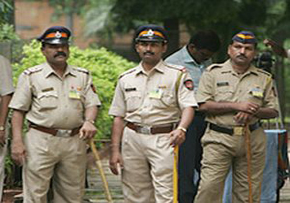 Delhi-cop-hits-21612.jpg
