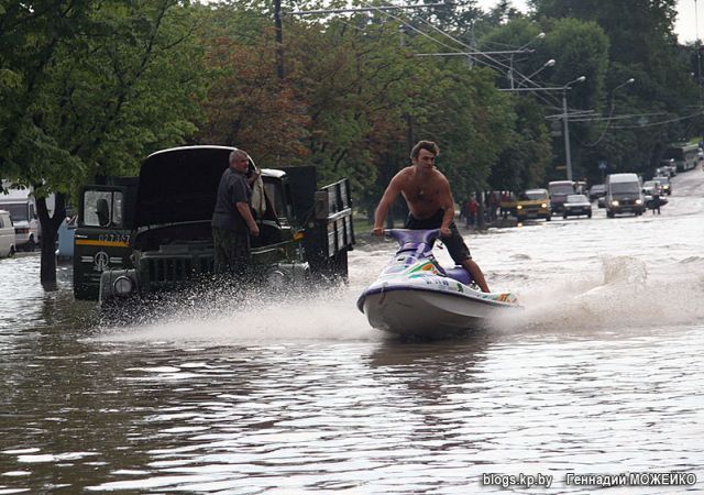 scooter_water_boarding_in_the_city_00.jpg