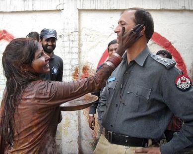 Pakistan-police-playing-holy.jpg