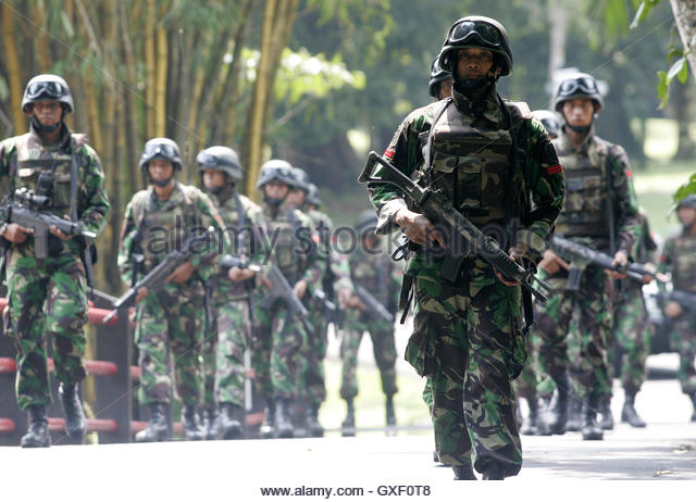 indonesian-army-soldiers-patrol-the-botanical-garden-near-the-presidential-gxf0t8.jpg